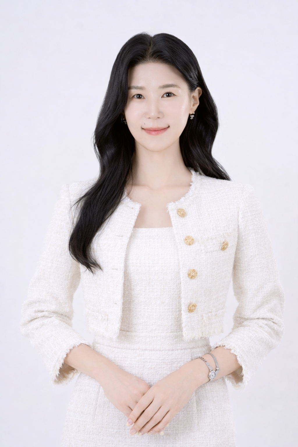 흰색 트위드 재킷을 입은 그레이스 루노바 공식 프로필 사진